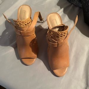 Women’s tan heels